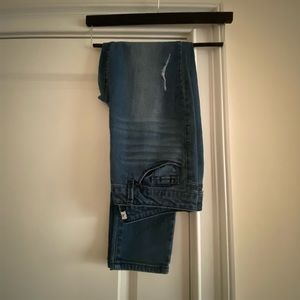 ARTISAN NY- DISTRESSED DENIM JEANS
